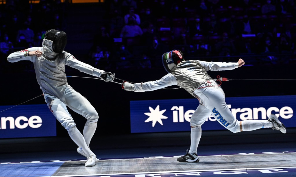 張家朗(左)助香港劍擊隊首度攻下世界盃錦標。國際劍聯Facebook圖片